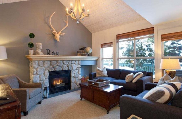 Ski-in/walk-out | Private Hot Tub | Parking | BBQ