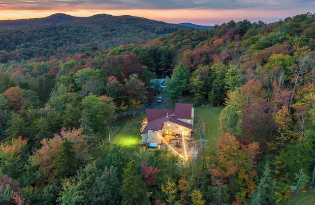 Ski & Play in Style-Luxury Mt. Snow Getaway-HotTub