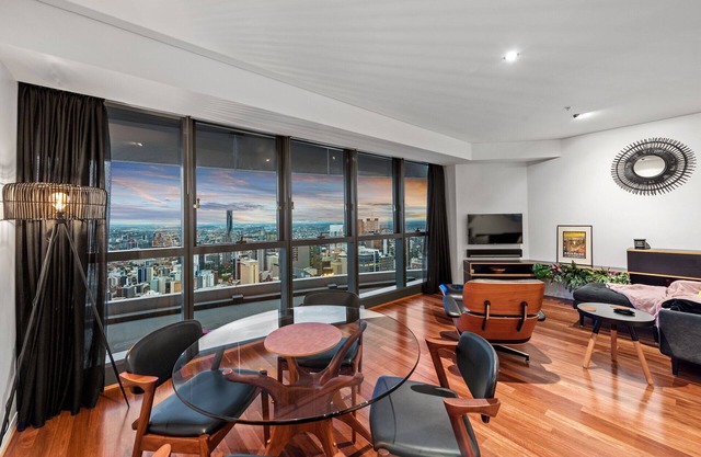 Skyhigh Executive! ~ 2Bed/2Bath/1Car/Views ~ CBD