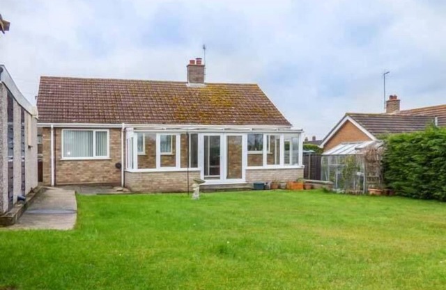 SKYLARK, pet friendly, country holiday cottage in Weybourne