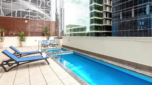 Skyline Escape - Heart of City with Resort Amenities