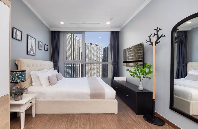 Skyline Retreat: 2BR Vinhomes & Serene Workspace