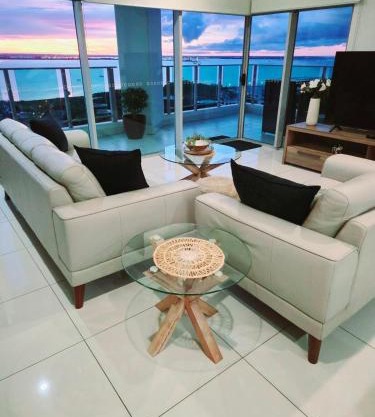 Skyview 2 bathroom Sub-Penthouse Harbour Views