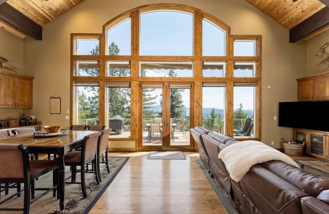 Skyview Perch | Master Craftsmanship w/Lake Views