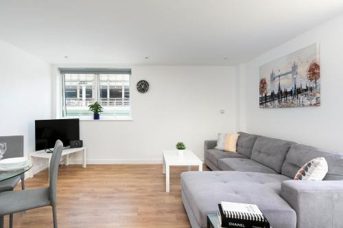 Skyvillion - 4 Bed Luxury Apartment with Balcony & Parking