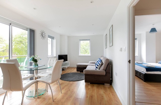 Skyvillion - Tower Point Enfield 1bed Wbalcony