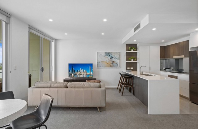Sleek 2-Bed with Balcony and Communal BBQ Area