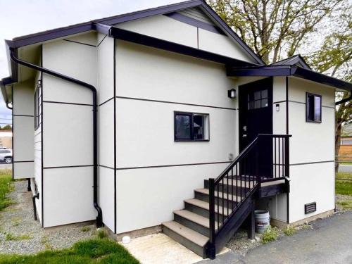 Sleek 2BR Lower Unit Near Airport & Seattle DT