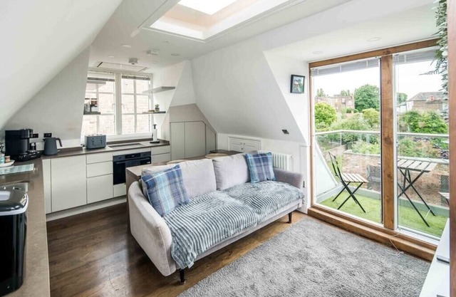 Sleek and Stylish 1BD Apt w/Balcony, Hammersmith