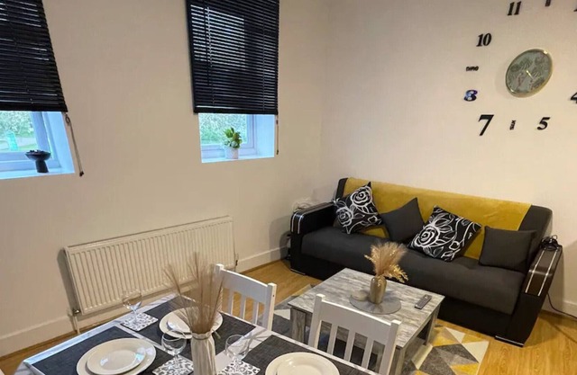 Sleek & Cosy 1BD Flat - Mile End