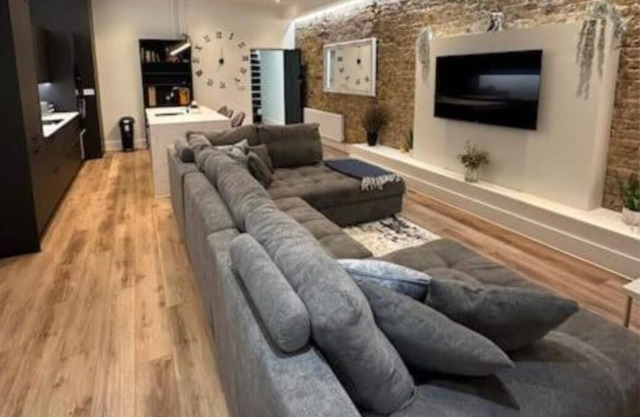 Sleek & Gorgeous 2BR w/WiFi & Netflix - City Centre Nr Cliffs Pavillion