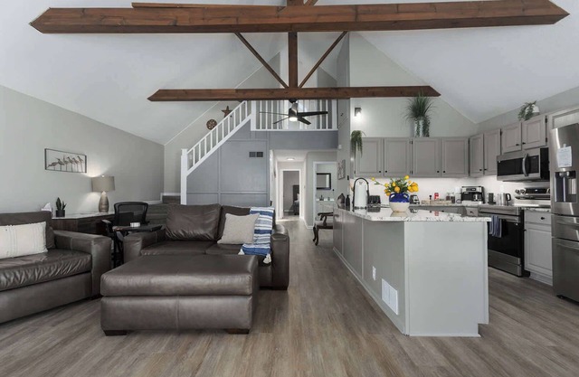 Sleeps 11 Cozy & Comfortable|Steps to Lake|Dock