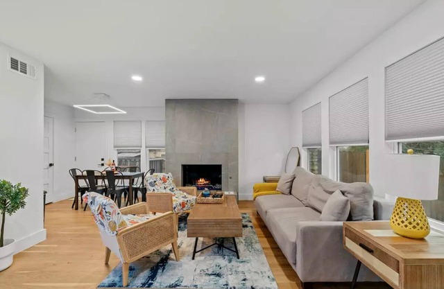 Sleeps 12, Fast Wi-Fi, EV Charger, Remote Worker