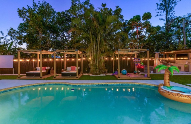 Sleeps 20 Heated Pool Hot Tub Outdoor Kitchen/Theater