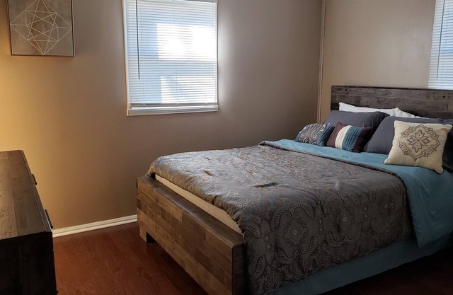 Sleeps 3 pet friendly fenced yard garage