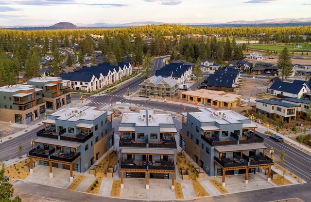 Sleeps 40! 8 Modern Units/20 BDRs w/Deck+Hot Tub, 10mins to Downtown & Old Bend