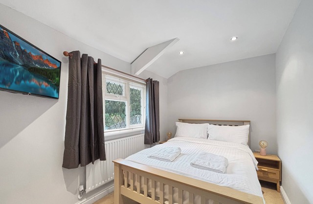 Sleeps 6, lovely 3-bedroom cottage in Harlaxton Village