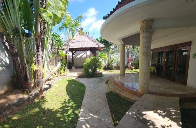 Sleeps Twelve. 6 bdm/6 bath. 5 min walk to beautiful Sanur beach