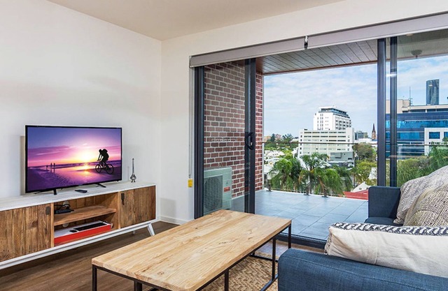 Slick 1 Bedroom + Carpark Apartment - walk to City