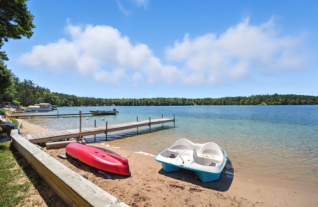 Sliver of Paradise - Autumn Colors & Lakefront Comfort Await