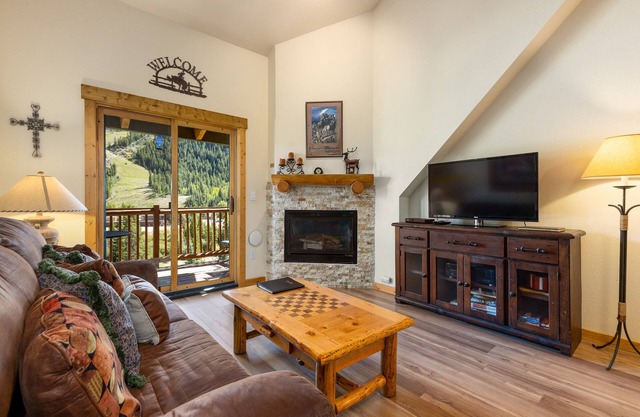 Slopeside Views/Walk to Lifts/Hot Tub Access/Private Patio with Grill