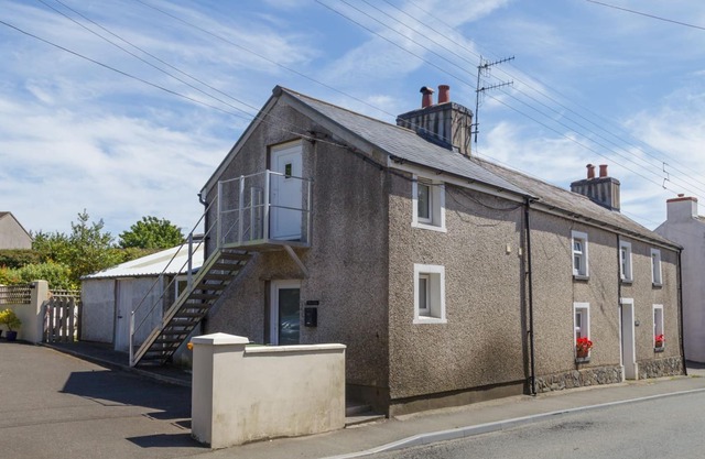 Small, but perfectly formed encapsulates this one up, one down maisonette in the small village of Ba