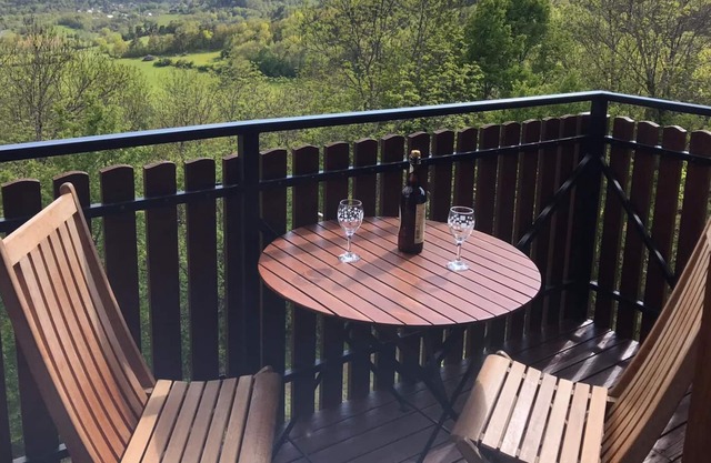 Small chalet hut with balcony, exceptional view of the Sancy massif