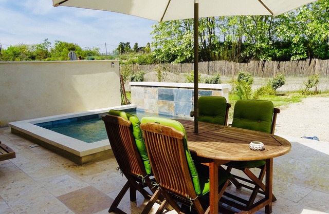 Small "Coup de Coeur" villa in Provence at the foot of the Luberon mountains