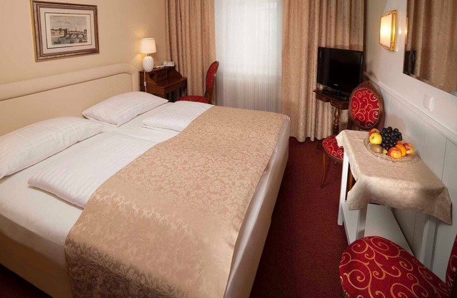 Small double room - Hotel Vier Jahreszeiten ****