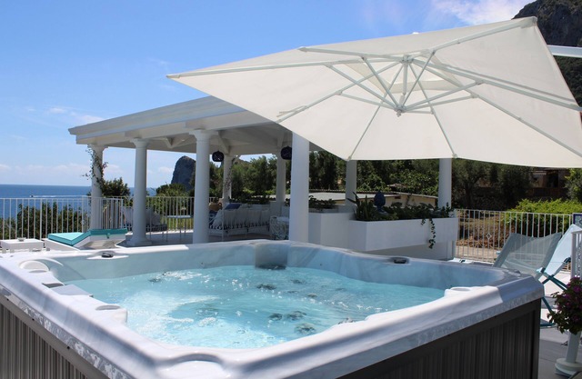 Small villa a stone's throw from the sea with breathtaking views