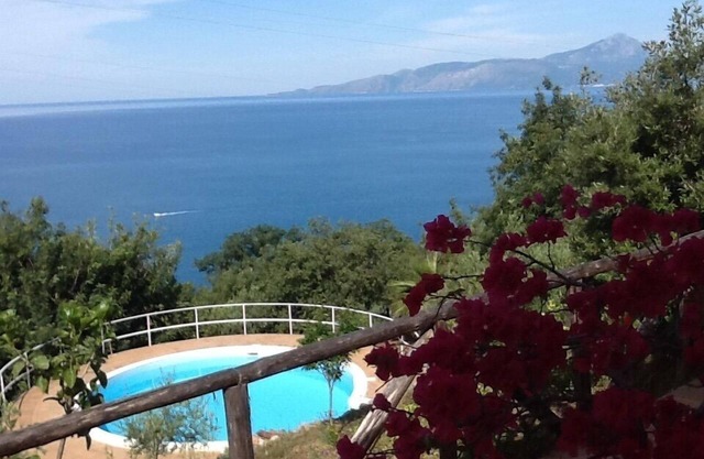 Small villa located in a quiet pool and sea view/Gulf of Policastro