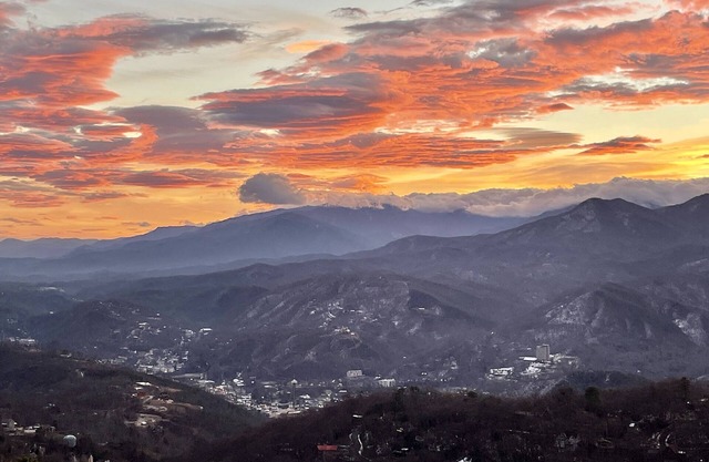 Smoky Mountain Dreamin! Summit Condo best views in Gburg! New indoor pool open!