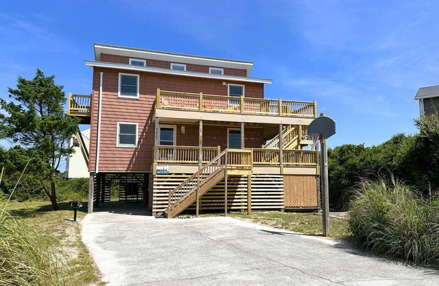 SN9911- 4 BR OS cottage in SNH, convenient beach access, ocean/sunset views.