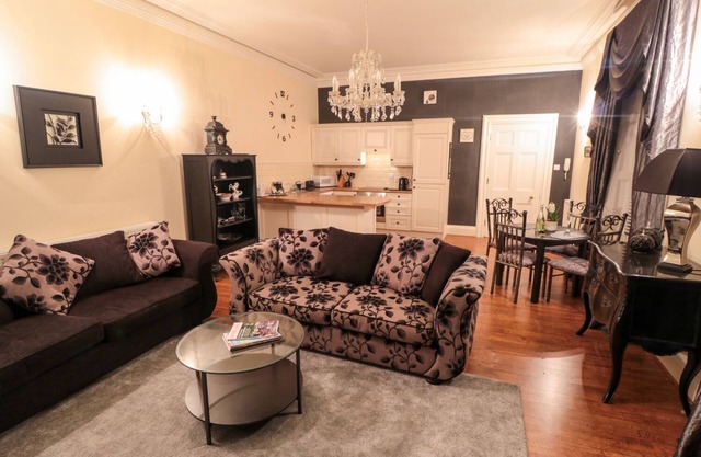 SNEATON HALL APARTMENT 4, romantic, luxury holiday cottage in Sneaton