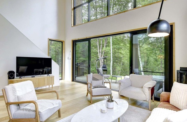 Snohaus Chalet with Private Hot Tub