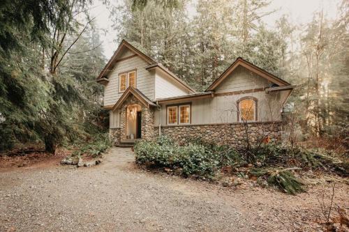 Snowline Cabin 34 - Great English Tudor-style home with hot tub Now with Wifi