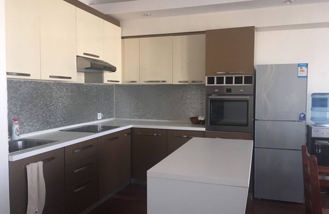 So close to downtown, 7 min walk to Shangrilla, Large rooms with private baths