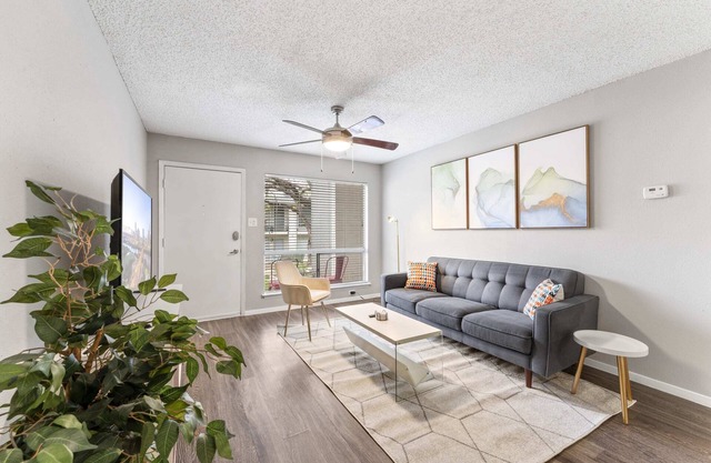 SoCo 2BR corner suite w/pool, king bed, fast WiFi