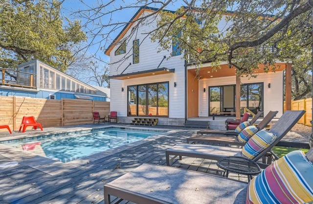 SOCO Modern New 5BR. Pool. 1 Block from Everything