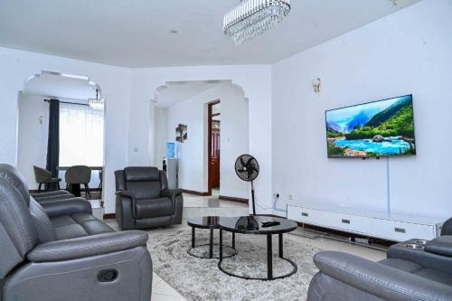 Sofitel Executive 4 bedrooms all ensuite own compound