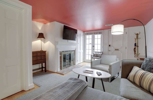 Sojourn Only 8 Blocks to Capitol & Private Patios