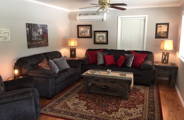 Songbird Haven - 2BR/1BA cottage 10 miles from Silos, Peaceful & CLEAN