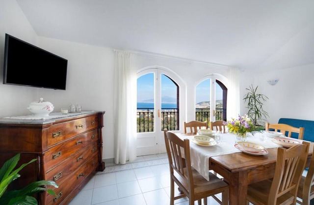 SorrentoVibes - Sea view Rooftop Apartment with Jacuzzi & Garden