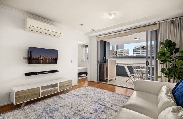South Brisbane 2BR Apt with Gym & Sauna Access