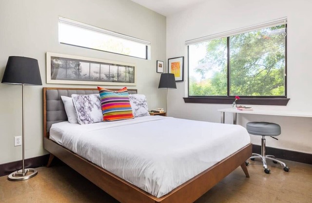 South Congress, Free Parking |The Oxford - Portoro