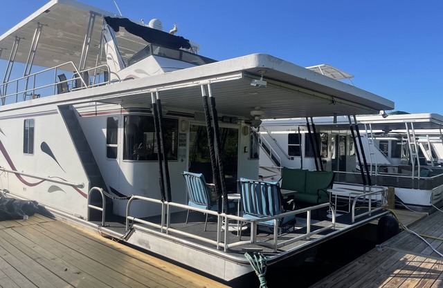 Southern Bell is a Beautiful Houseboat cozy and relaxing.