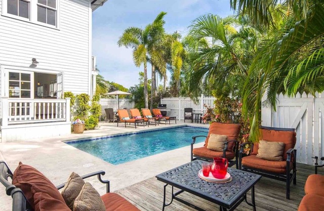*SOUTHERNMOST HOSPITALITY VII* 7BR/7BA & Pool + LAST KEY SERVICES.