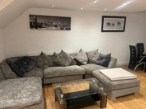 Southgate Home - Sleeps 14 - Parking - Central
