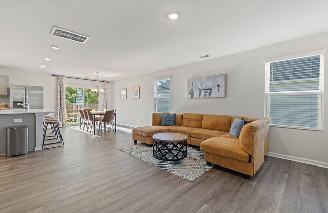 Southport Retreat! Beautiful 3 BR house! Family-oriented and pet-friendly!