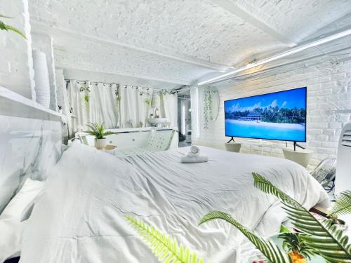 Spa privatif Balnéothérapie MYKONOS , 4 personnes Max, avec TV XXL - Espace intime
